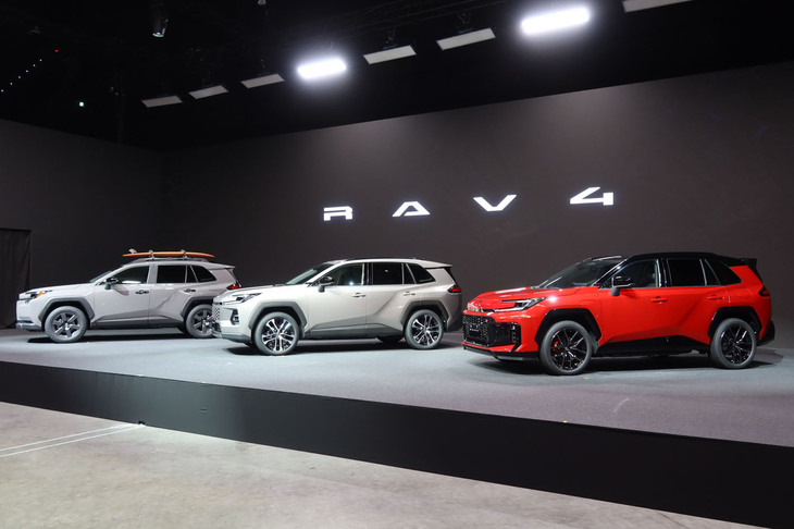 写真左から順に、「RAV4アドベンチャー」「RAV4コア」「RAV4 GRスポーツ」。