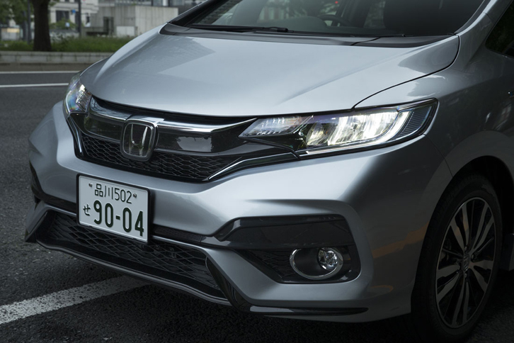 「フィット ハイブリッドS」には、光沢のあるブラック塗装が施された「スポーツバンパー」が装着される。