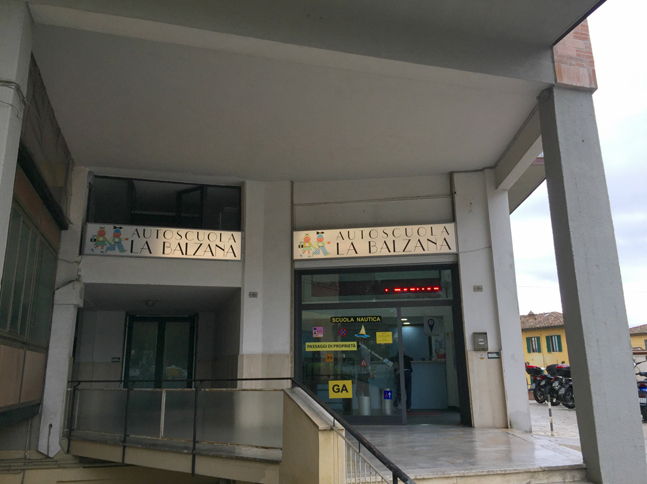 バルツァナ自動車教習所は、アパートの1階にある。イタリアの教習所はほかの欧州諸国同様、所内にコースを持たないので、受け付けと学科講習の教室さえあればよい。