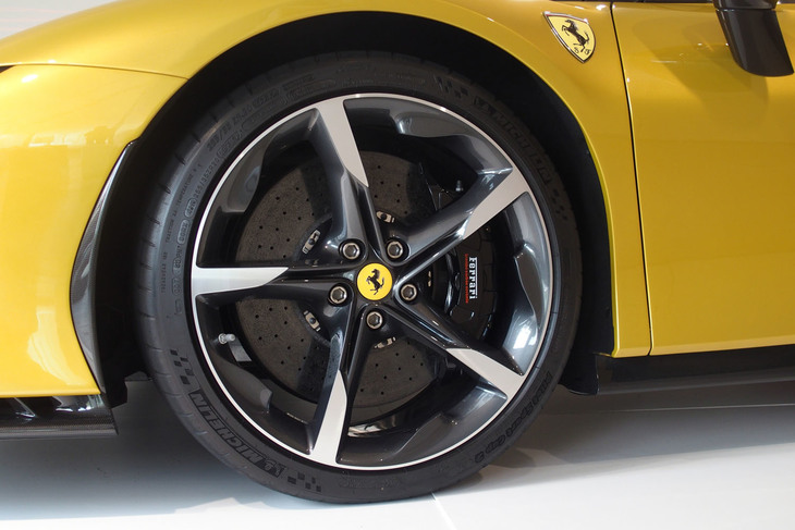 フェラーリSF90スパイダー（タイヤ＆ホイール）