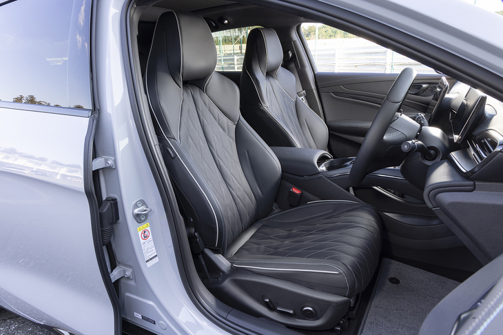 シート表皮はぜいたくなナッパレザー。ヒーター＆ベンチレーションが備わっている。