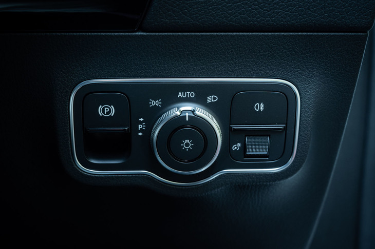 メルセデス・ベンツEQA250（灯火類やパーキングブレーキのスイッチパネル）