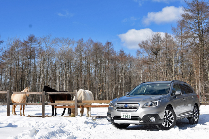 現在のスバルのフラッグシップモデルである「レガシィアウトバック」。現行型がデビューしたのは2014年10月24日で、2015年は国内で1万1000台以上が販売された。SUVテイストの大型ワゴンらしく、冬の牧場がよく似合う。