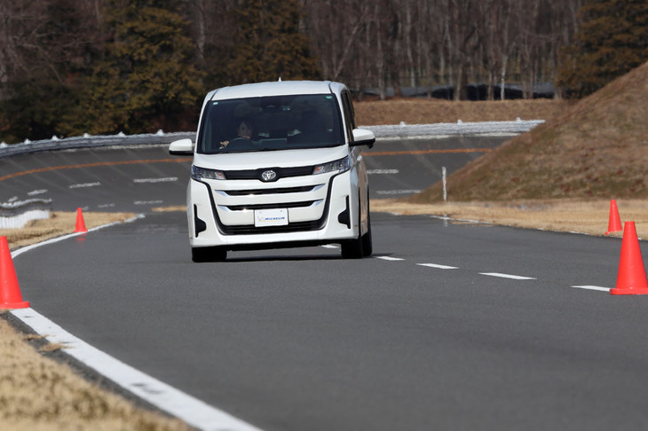 今回テストコースでは、90km/hでのレーンチェンジも実施した。タイヤの剛性がしっかりと確保された「プライマシー5」では、たとえ背の高いクルマで急な車線変更を強いられた際の不安感が軽減される。