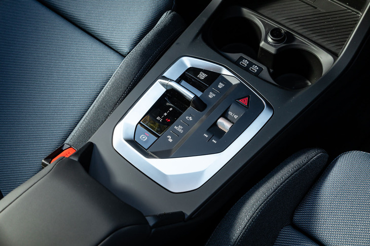 センターコンソールには必要最低限のスイッチだけを残し、細かなセッティングはすべてタッチスクリーンへと移行。パーキングブレーキの右のボタンでアイドリングストップのオン／オフなどの画面をすぐに呼び出せる。