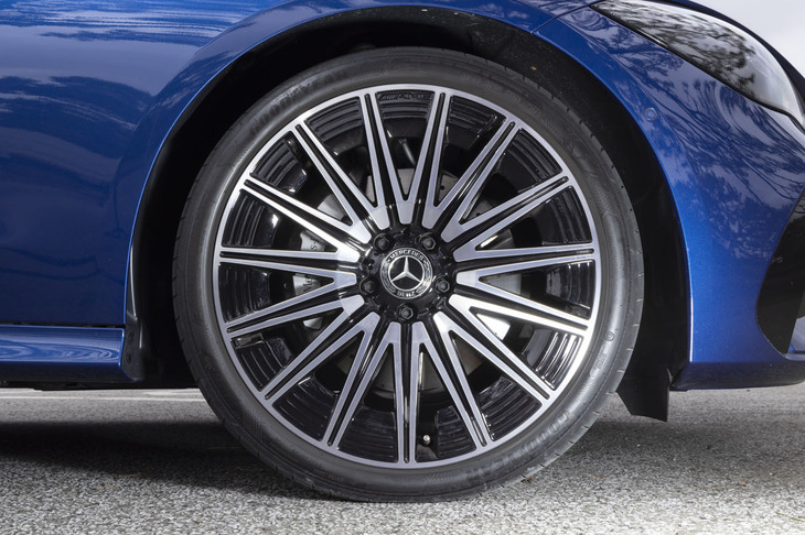 オプションの「ドライバーズパッケージ」では、電子制御サスペンション「ダイナミックボディーコントロール」と4輪操舵システム「リア・アクスルステアリング」、「20インチAMGアルミホイール」がセットになっている。