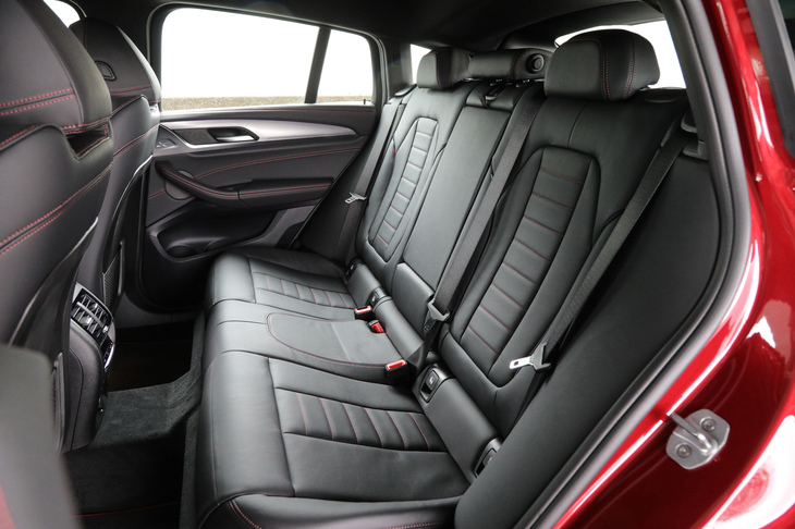 後席のシートバックはリクライニング機構を備えている。前席同様、後席にもシートヒーターを採用。