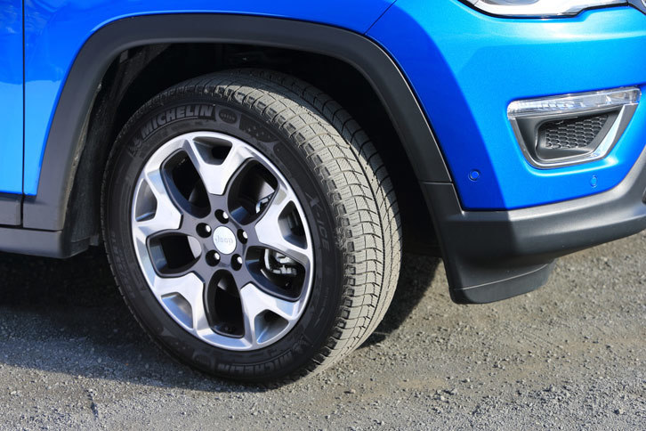 テスト車に装着されていたミシュランのスタッドレスタイヤ。新型「コンパス」のサスペンションには機械式可変ダンピングダンパー「FSD」が採用されており、不整地での路面からの突き上げを緩和するとともに、優れた路面追従性とハンドリング性能も実現しているという。