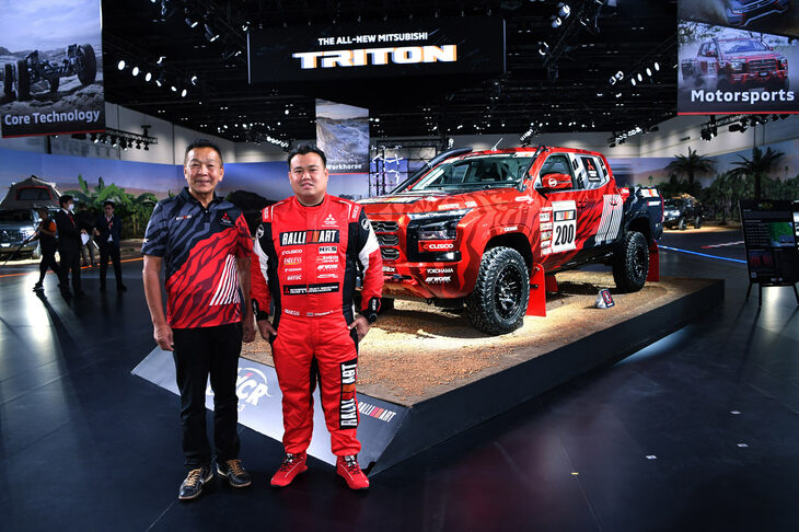 会場には2023年のアジアクロスカントリラリー参戦車両や、チーム三菱ラリーアートのメンバーも。写真向かって左は、同チームの総監督を務める増岡 浩氏。