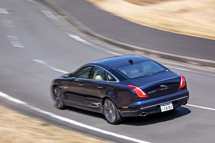 「XJ50」のベースとされた2019年モデルでは、全車に自動緊急ブレーキを標準装備。安全機能も進化を遂げている。