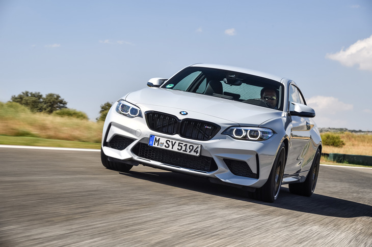 シャシー関連では、左右後輪への駆動トルクの配分を可変制御するアクティブMディファレンシャルや、スタビリティーコントロールの制御が変更されている。