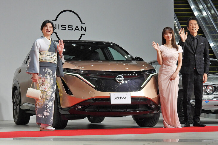 「日産アリア」と、写真向かって左からタレントの伊藤かずえさん、谷まりあさん、千原ジュニアさん。