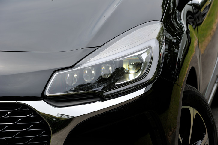 「DS 3カブリオ」にはHIDとLEDを組み合わせた「DS LEDビジョン」と呼ばれるヘッドランプが標準装備される。
