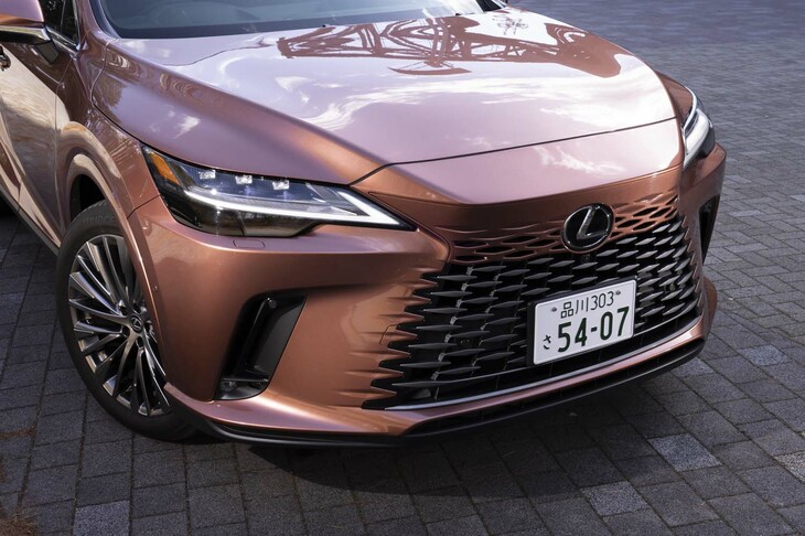 旧来のスピンドルグリルを発展させたスピンドルボディーを採用。グリル上端がグラデーションカラーになっており、ボンネットの鋭角なプレスラインへとシームレスにつながる。