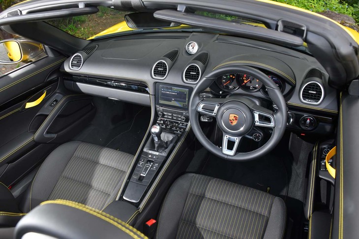 インテリアのアクセントカラーは試乗車の「レーシングイエロー」のほかに「ガーズレッド」「GTシルバー」「リザードグリーン」も選べる。ベースカラーはブラックのみ。