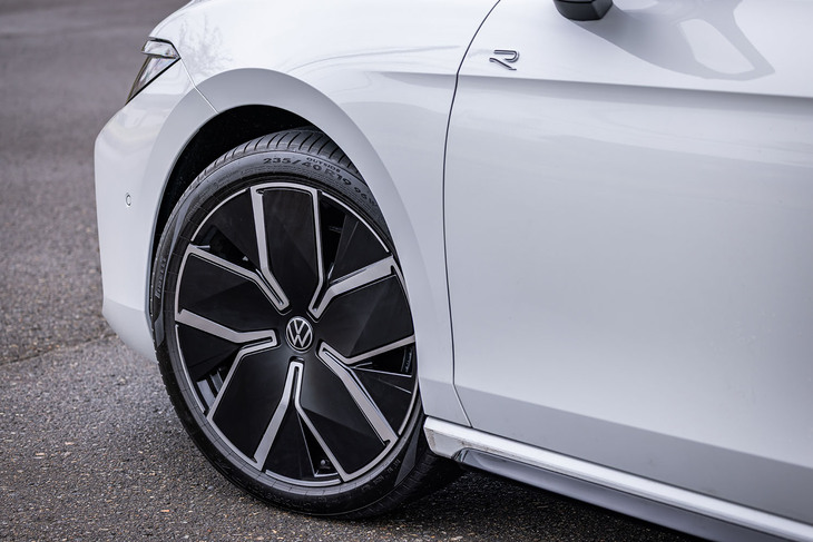 ブラックとシルバーのコンビカラーが採用される8J×19インチホイールは、有償オプション「Rライン プラスパッケージ」に含まれるアイテム。今回の試乗車は、パンク時などでエア漏れを止めるシール材が封入された235/45R18サイズの「ピレリ・チントゥラートP7」タイヤを組み合わせていた。