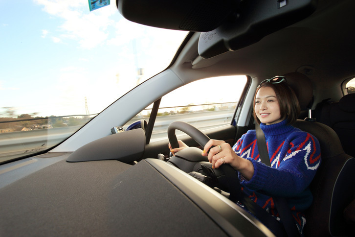 「ベクター4シーズンズ ハイブリッド」に、スタッドレスタイヤでドライ路面を走っているような不安感はナシ。路面をしっかりとらえているので、高速では安心してスピードを出せる。