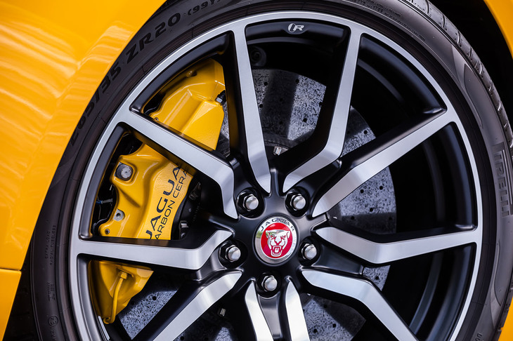 イエローのブレーキキャリパーやフロントが398mm径、リアが380mm径のカーボンセラミックディスク、20インチの「スタイル1041」10スポークデザインホイールなどは、155万8000円の「カーボンセラミックブレーキパック」に含まれるオプションアイテム。