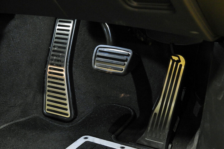 シボレー・コルベット イエロージャケットエディション（アクセル／ブレーキペダル）