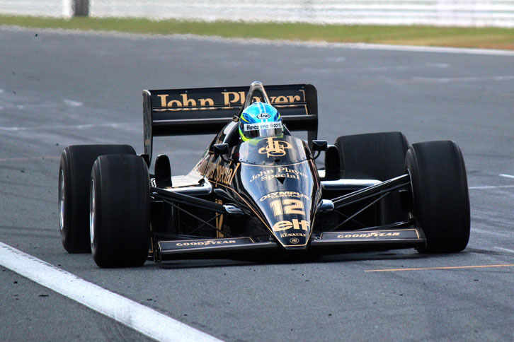 「ロータス97T」（1985年）／1985年に登場したのがロータス97T。ドライバーはエリオ・デ・アンジェリスと、この年新たにチーム入りしたアイルトン・セナ。セナはチームのナンバー2ドライバーとしての参戦だったが、いきなり第2戦でその才能を見せつけた。雨のポルトガルGPでポールポジションからスタート。難しいコンディションの中を快走して初優勝。セナの名を一躍世界に轟（とどろ）かせたマシンでもある。セナは第13戦でも優勝を記録しドライバーズランキング4位、チームはランキング3位を獲得した。