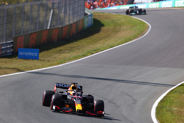 ポールスタートのフェルスタッペン（写真先頭）は、メルセデスが繰り出す作戦に屈することなく、終始安定した速さでトップを堅持。オランダ人による初のオランダGP制覇となった。レース中には、史上19人目となるリードラップ1000周を達成。通算勝利数で“無冠の帝王”ことスターリング・モスの16勝を抜いたことで、タイトル経験なしのドライバーとしては最多勝を記録したことになる。チャンピオンシップではトップに返り咲き、ルイス・ハミルトンとのギャップは3点となった。一方、チームメイトのセルジオ・ペレスは、予選Q1の最後のアタックでトラフィックにつかまりまさかの16位。下位に沈んだこの機会に、戦略的にパワーユニットを交換しピットレーンスタートを選択し、8位まで挽回した。（Photo=Getty Images / Red Bull Content Pool）