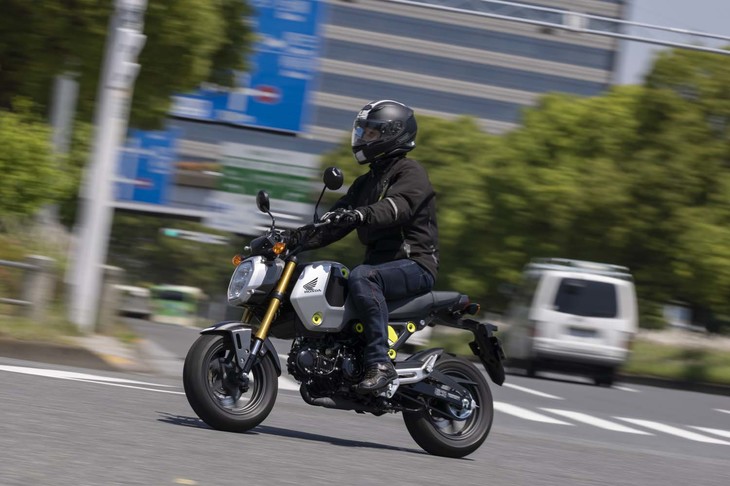 燃料タンクの容量は6.0リッター。68.5km/リッターというWMTCモード燃費を考慮すると、400km以上の航続距離が見込める。