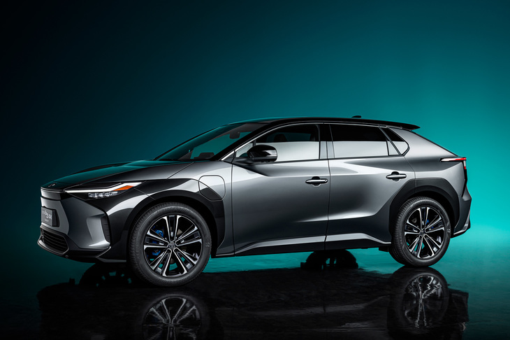 トヨタとスバルが共同開発している、SUVタイプの新型EV（写真はトヨタ版の「bZ4X」）。トヨタは2025年までに15車種の新型EVをグローバルに投入するとしている。