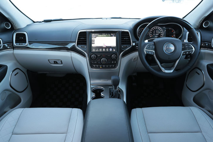 白系と黒系のカラーでコーディネートされた、テスト車「グランドチェロキー サミット ラグーナレザーパッケージ」のインテリア。メーターパネルは液晶表示になっている。