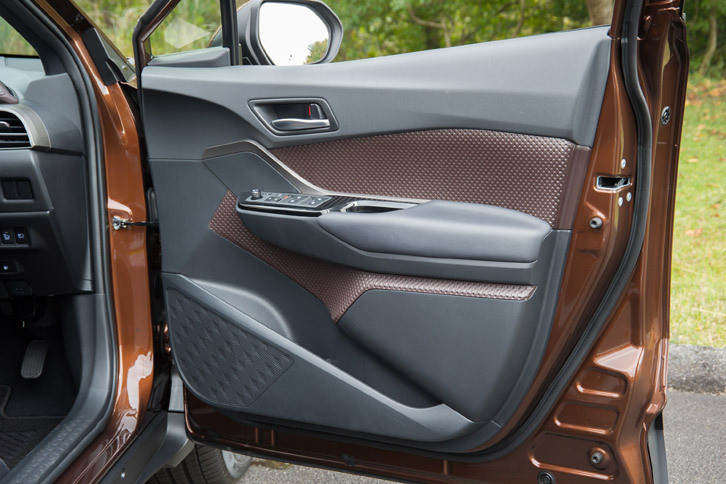 インテリアでは、天井やドアの内張りなど、各所にダイヤ形の模様が施されている。