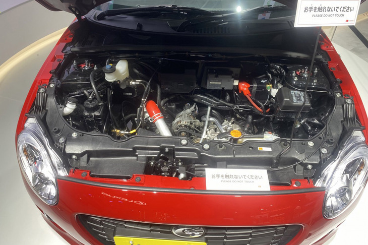 次期「コペン」のテスト車両「K-OPENランニングプロト」も展示されていた。エンジンが驚くほど低く積まれている。