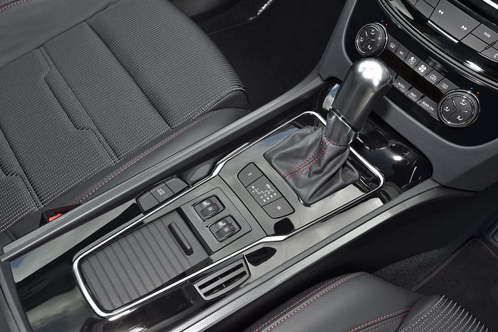 トランスミッションは6段AT。アイシン・エィ・ダブリュ製のAWF6F45と呼ばれるユニットが搭載されている。