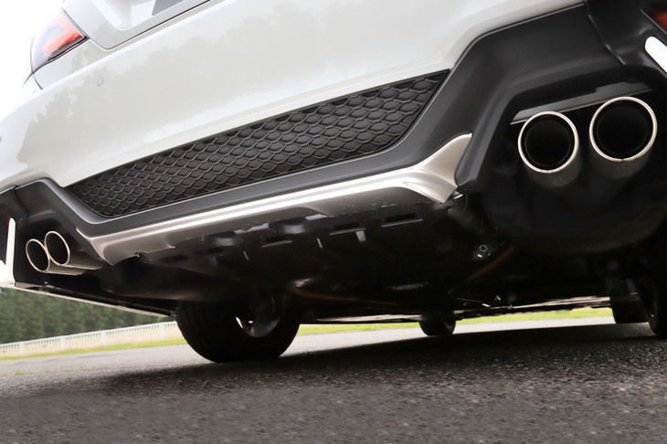 “門構え”が個性を主張する「リアバンパースポイラー」。