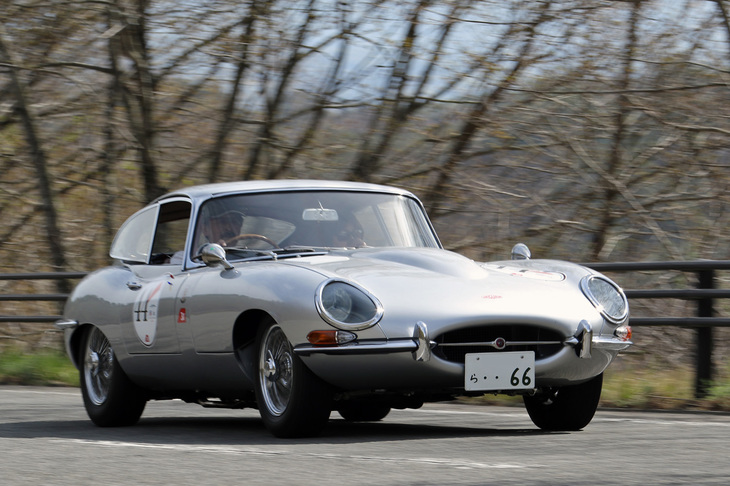 1966年「ジャガーEタイプ Sr.1 4.2 FHC」。Eタイプは2021年に誕生60周年を迎えたが、これは当時のインポーターである新東洋企業の正規輸入車で、しかも英国仕様の右ハンドルという希少車。2日目のヒルクライムで総合トップタイムを記録、Gクラス（1966～72年）で優勝した。