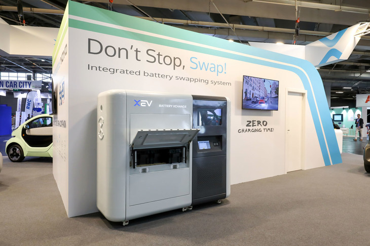 ガソリンスタンド＆電気つながりということで。こちらは、使用済みバッテリーを充電済みのそれと交換することで充電時間を解消する、バッテリースタンド。イタリアのガソリンスタンド「eni」の数カ所に設置されているとか。