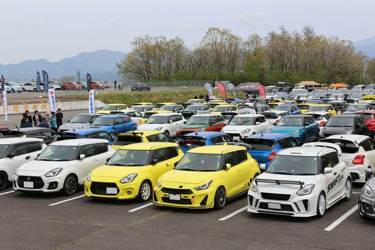 恒例となった「スイフト オーナーズミーティング」は、例年同様P18駐車場で開催。参加車両は「スズキ・スイフト スポーツ」が中心となるものの、なかにはこだわりのカスタムを施した標準車の姿も……。登録者数50万人を誇るYoutubeチャンネル『ウナ丼_STRUT_エンスーCARガイド』の公開収録も行われた。