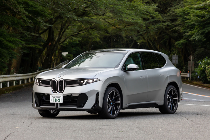 【BMW iX3 50 xDrive Mスポーツのスペック】
	ボディーサイズ：全長×全幅×全高＝4780×1895×1635mm／ホイールベース：2895mm／車重：2330kg／駆動方式：4WD／フロントモーター：交流誘導電動機／リアモーター：交流同期電動機／フロントモーター最高出力：167PS（123kW）/4607rpm／フロントモーター最大トルク：255N・m（26.0kgf・m）/0-4607rpm／リアモーター最高出力：326PS（240kW）/5500rpm／リアモーター最大トルク：435N・m（44.4kgf・m）/0-5000rpm／システム最高出力：469PS（345kW）／システム最大トルク：645N・m（65.8kgf・m）／タイヤ：（前）255/40R21 102Y XL／（後）255/40R21 102Y XL（ヨコハマ・アドバンスポーツV107）／一充電走行距離：835km（WLTCモード）／交流電力量消費率：150Wh/km（WLTCモード）／価格：1034万円
	
	【取材時の電費データ】
	テスト距離：150.0km（市街地1：高速道路7：山岳路2）／消費電力量：--kWh／参考電力消費率：4.6km/kWh