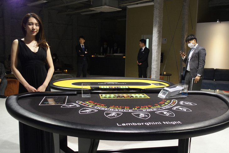 カジノでは、来場者がブラックジャックやルーレットを楽しめた。