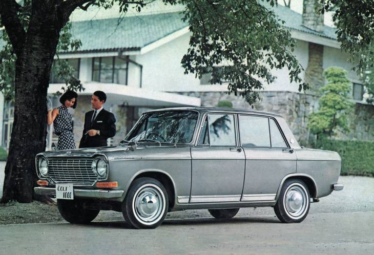 1963年「三菱コルト1000」。スクエアなデザインの、三菱初となる4ドアのモノコックボディーに最高出力51PSを発生する1リッター直4 OHVエンジンを積んだ実直なセダン。これをベースに「コルト1500」や「同1100」などが生まれた。