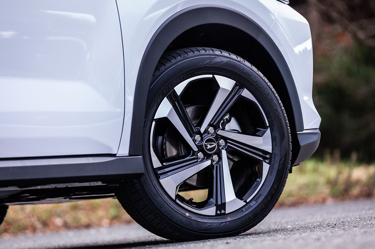 ハイブリッドモデルには、17インチサイズの専用デザインホイールが標準で装備される。タイヤは195/60R17サイズの「ダンロップ・エナセーブEC300＋」を組み合わせていた。