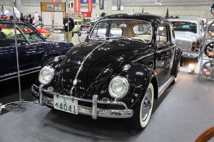 空冷フォルクスワーゲン専門店のフラット4が出展していた、陸運支局名のなかった時代の東京ナンバーを付けた1958年「フォルクスワーゲン・タイプ1」。588万円。