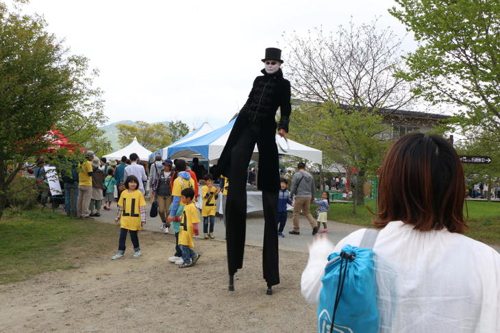 会場を散策中、マルシェコーナーから現れた高身長の方に遭遇。身のこなしは軽く、気さくに握手もしてくれた。