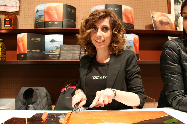 突如、スモークド・サーモンを切り分けているスタンドを発見。