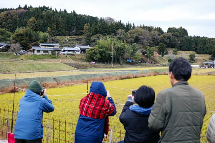 日本だといろんな事情が絡んでいて、かなり遠い場所からしか観戦できないのが残念なところ。だんじりや御柱祭が許されてラリーがダメな理由が、よくわかりません。