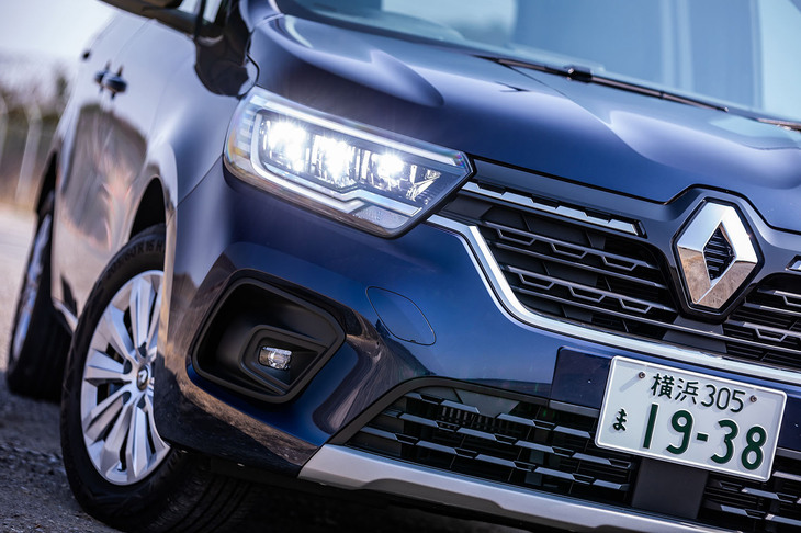 フロントマスクを一新。Cシェイプのデイタイムランニングランプが内蔵されたヘッドランプや大型のグリルなど、最新のルノー車に通じるデザインが採用された。今回はボディー同色バンパーを装備し、1.3リッター直4直噴ターボエンジンを搭載する「インテンス ガソリン」に試乗した。
