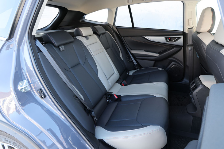 リアシートの左右に、温度を2段階で調整できるヒーターを内蔵。背もたれには40：20：40の分割可倒機構が組み込まれている。いずれも標準装備とされるアイテムである。