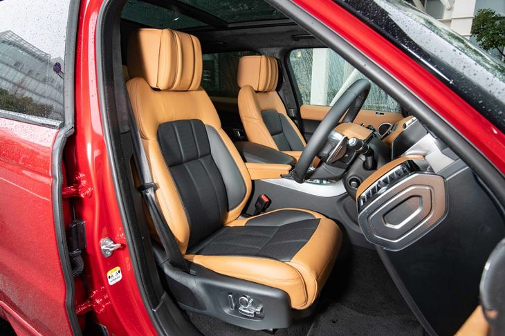 上質なセミアニリンレザーのシートは、写真のツートンカラーに加え、エボニー（黒）のモノトーンも用意されている。