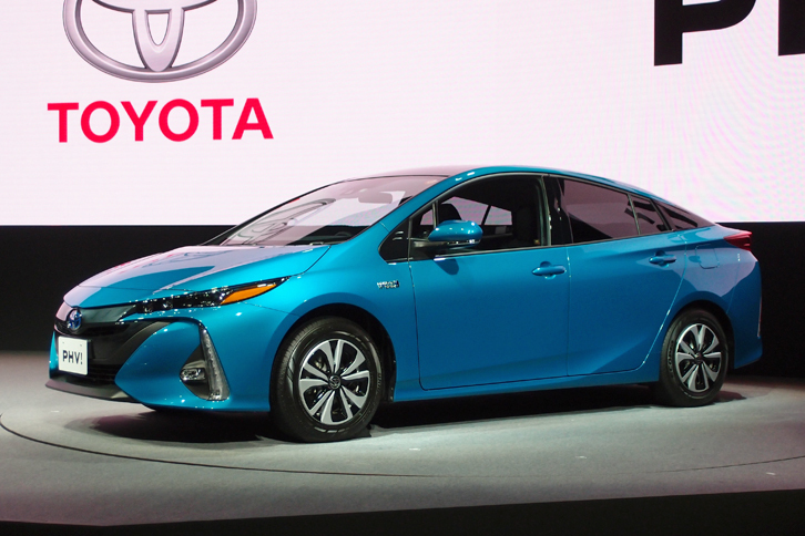 新型「トヨタ・プリウスPHV」。写真のグレードは「プリウスPHV S“ナビパッケージ”」。