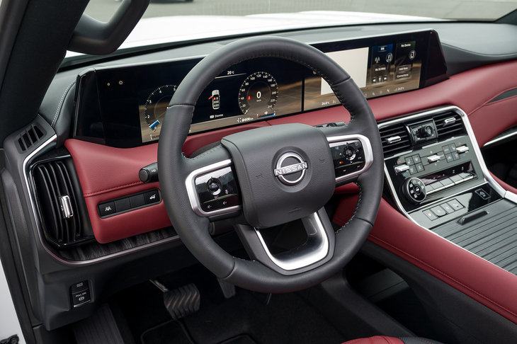 ステアリングホイールはきれいな正円型。タッチスイッチ式のステアリングスイッチは日産の国内向けラインナップでは見たことがない新機軸だ。