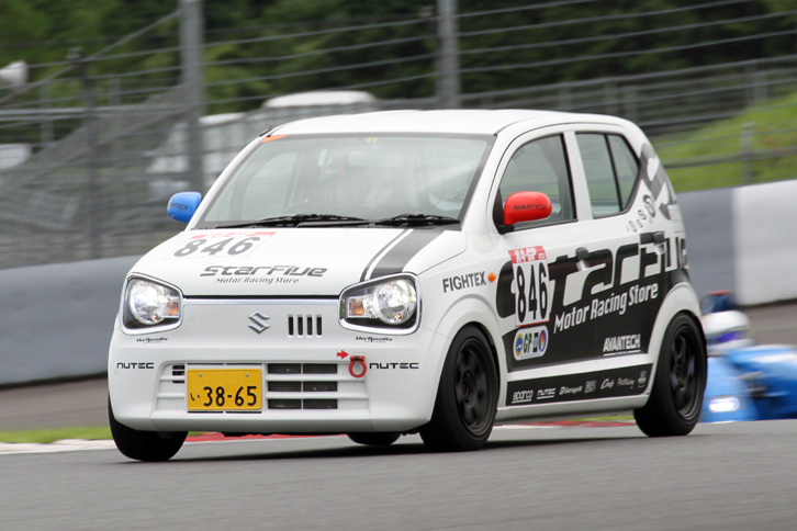 ナンバー付き（ほかにもナンバー付きはいたが、フロントナンバーは外していた）の「AVANTECH 36 ALTO」。現行型「スズキ・アルト」は、確認できたところでは3台出走していた。GP-2クラス。