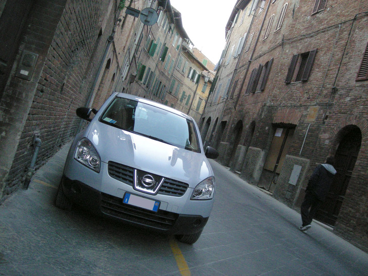 初代「日産キャシュカイ」。シエナ市街にて。2007年撮影ということは、デビュー翌年である。